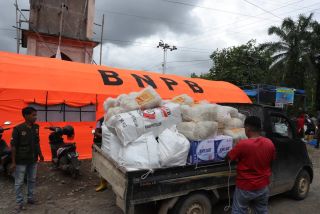 Melalui Jalur Darat dan Udara, BNPB Salurkan 2,8 Ton Bantuan ke Agam Sumatera Barat