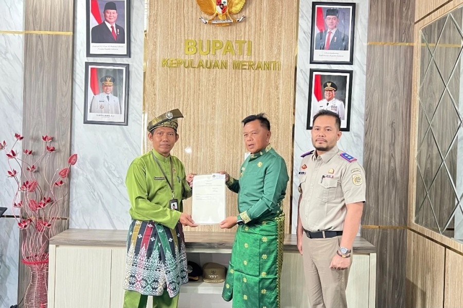 Bupati Asmar Terima Sertifikat Aset Tanah Pemkab Meranti dari ATR/BPN