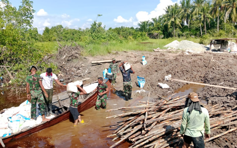 Medan Berlumpur Tak Surutkan Semangat Prajurit Kodim 0320/Dumai Bangun Jembatan Gantung