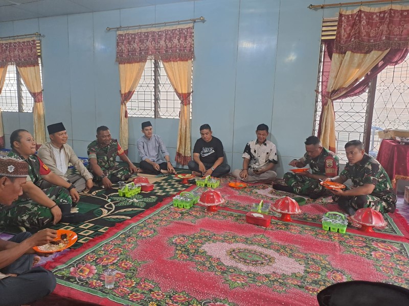 Momen Lebaran, Personel Koramil 06/Kateman Jalin Silaturahmi dengan Tokoh Masyarakat Sungai Guntung