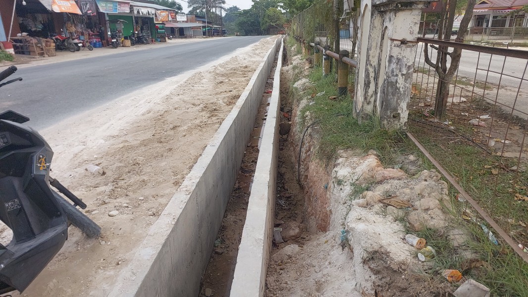 Proyek Drainase Jalan Lintas Nasional di Depan SMPN 1 Minas Disorot, Kontraktor Janji Tepi Galian Akan Ditimbun