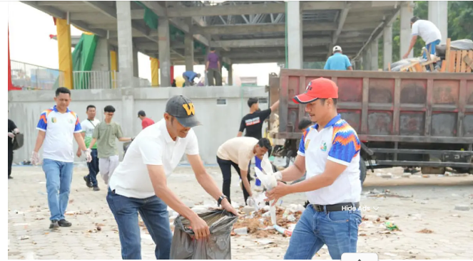 Selesai Pacu Jalur, Plt Bupati Pimpin Goro Bersama Bersihkan Sampah.