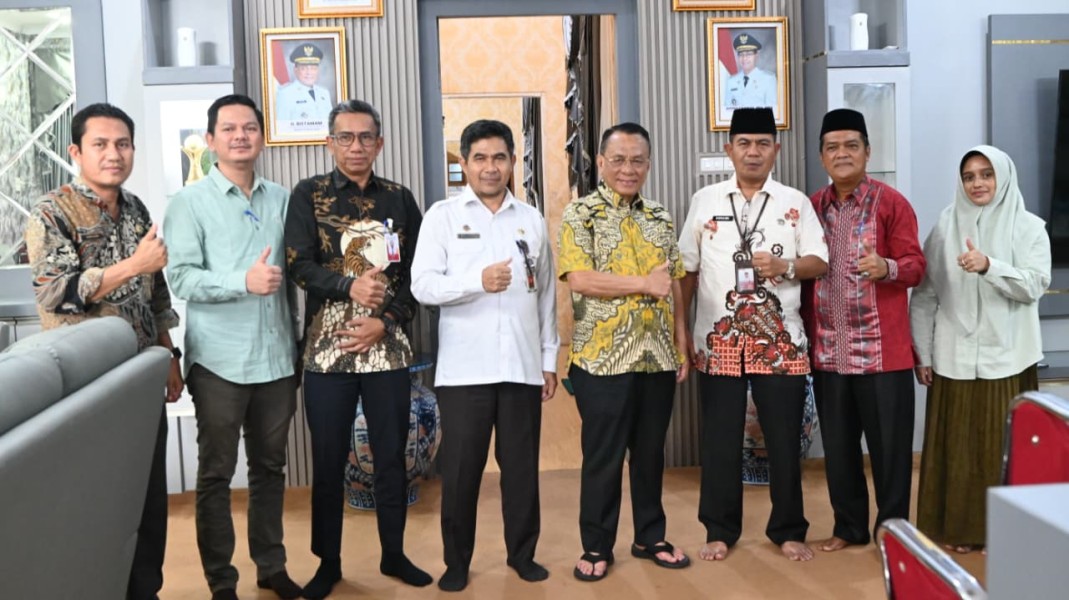 Bupati Rohil Tunaikan Janji, Serahkan Bonus bagi Qori dan Qoriah Berprestasi pada MTQ Riau 2025