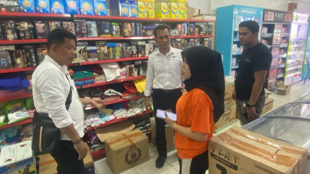 Alamak! Ada Alas Kaki Berlapis Kertas Tulisan Arab di Inhil, Ini Kata Polisi