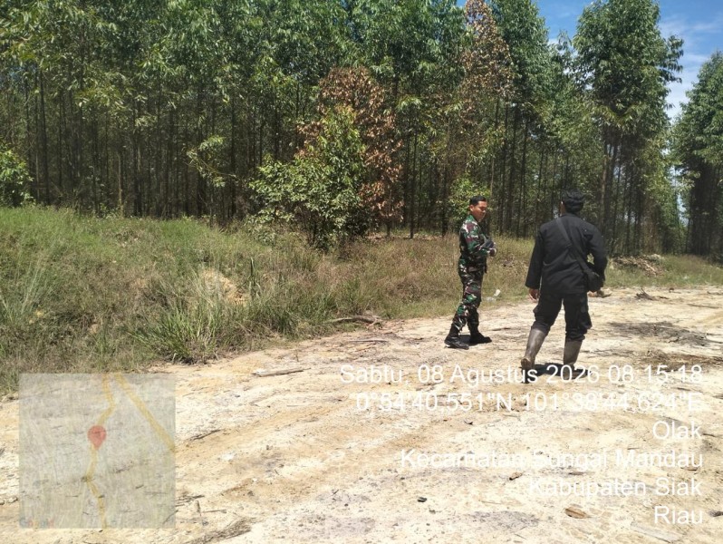 Serda Holmes Pasaribu Patroli Karhutla di Kampung Olak, Pastikan Kondisi Wilayah Tetap Aman