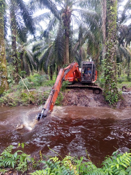 Dinas PUPR Kota Dumai Turunkan Excavator Untuk Cuci Parit di Kelurahan Lubuk Gaung, Masyarakat Merasa Terbantu
