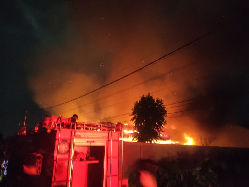 Kebakaran Hanguskan Kafe dan Rumah Warga di Tembilahan