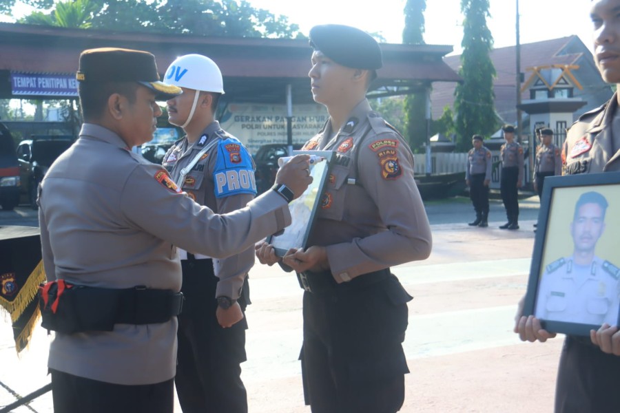 KAPOLRES INDRAGIRI HILIR AKBP FAROUK OKTORA S.H, S.I.K, PIMPIN GELAR UPACARA PTDH TERHADAP DUA PERSONEL
