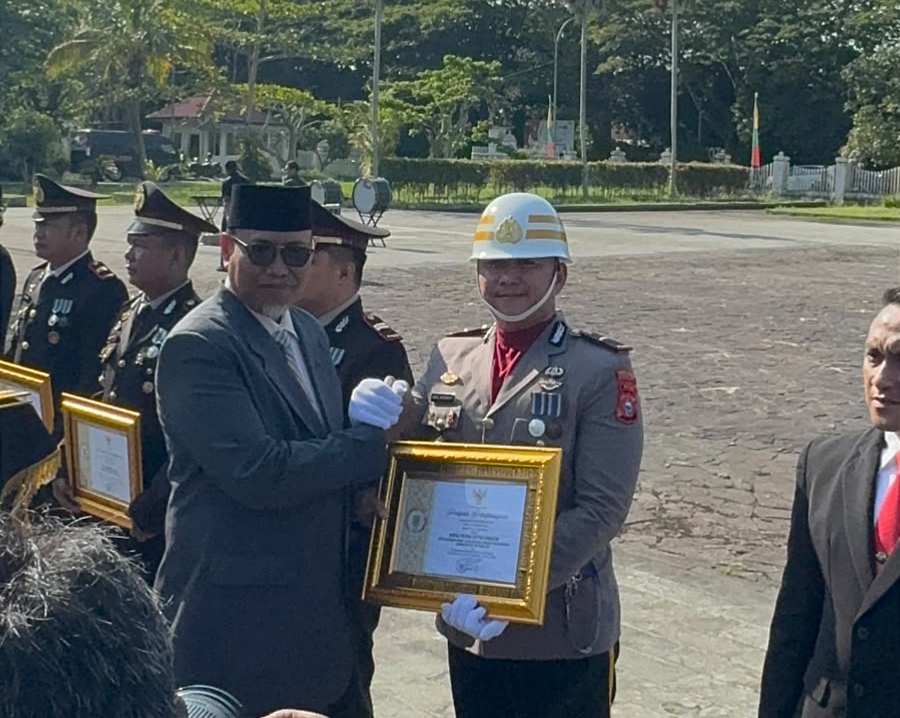 Tangkap Begal hingga Bangun Jembatan, Kapolsek Tembilahan Terima Penghargaan dari Bupati Inhil