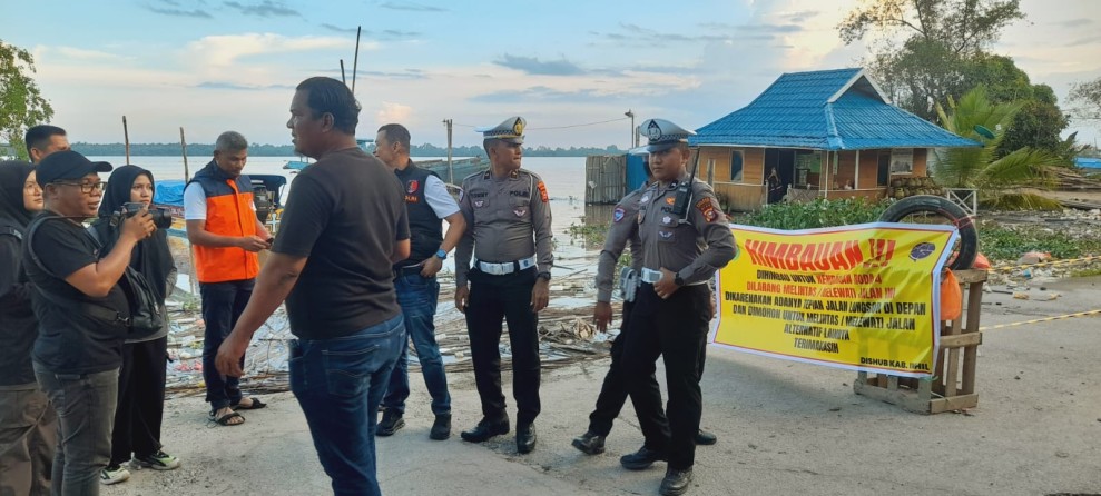 Satlantas Polres Inhil Tinjau Lokasi Abrasi Sungai Indragiri di Parit 7 Tembilahan