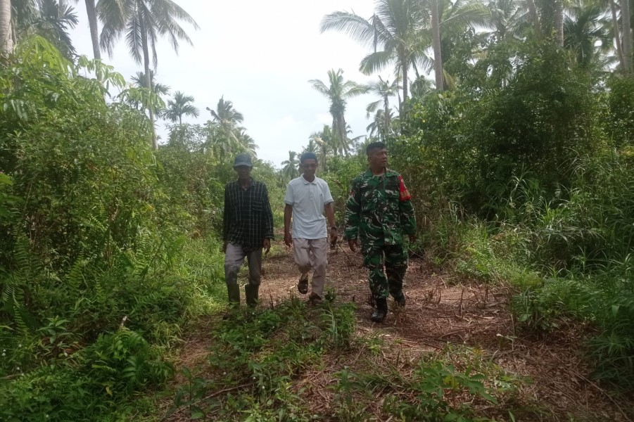 Pastikan Kondisi Aman, Babinsa Koramil 06/Kateman Gelar Patroli Tapal Batas di Desa Kelapa Patih Jaya