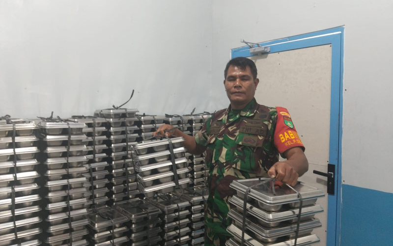 Pendampingan Babinsa Pastikan Penyaluran Makanan Bergizi Tepat Sasaran