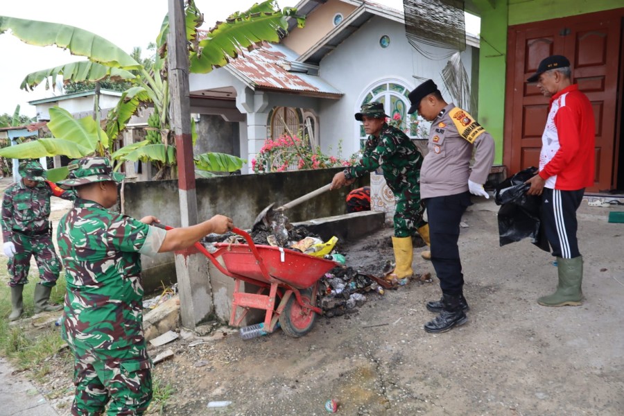 Jelang HUT ke-81 TNI, Koramil 02/BK Bersama Warga Bersihkan Pasar Sabtu Kampung Baru