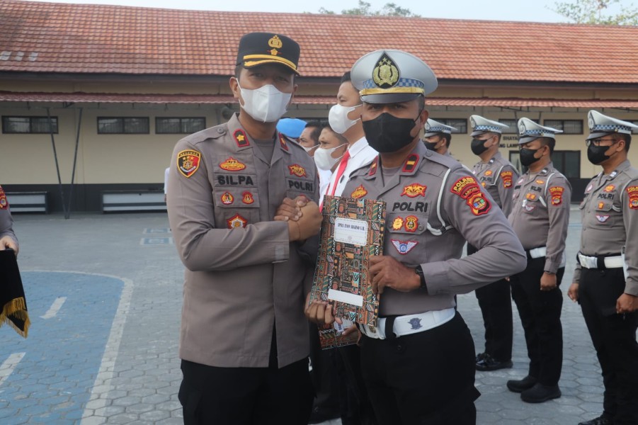 Keberhasilan di Balik Kegagalan, 16 Personel Polres Lampung Selatan dan Warga Terima Penghargaan