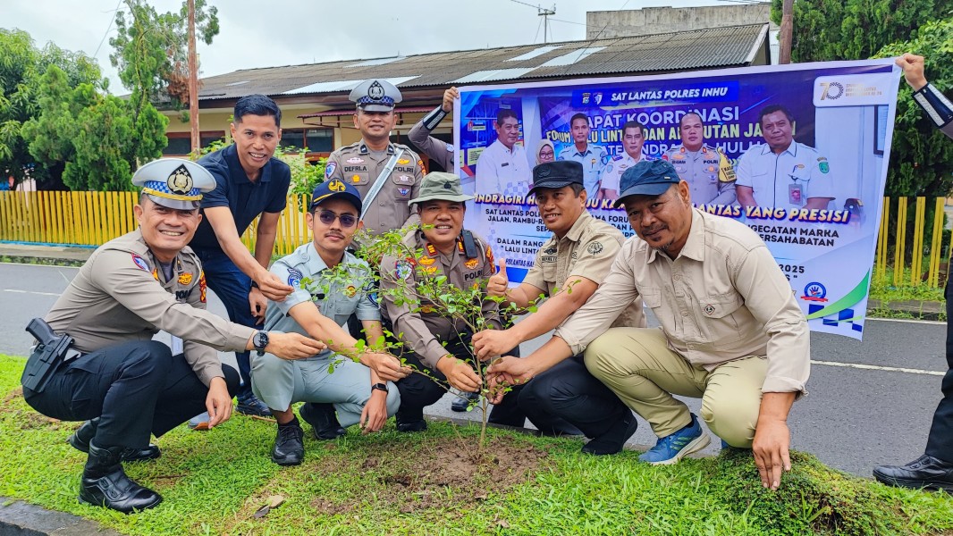 Dalam Rangka Hari Jadinya, Polantas Inhu Mengecat Marka Jalan Hingga Tanam Pohon Bersama