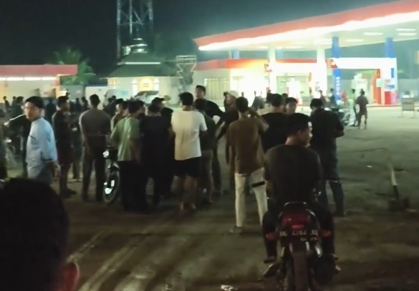 Balita Tewas Tersengat Listrik, Ratusan Warga Tutup Paksa SPBU di Bangko Permata
