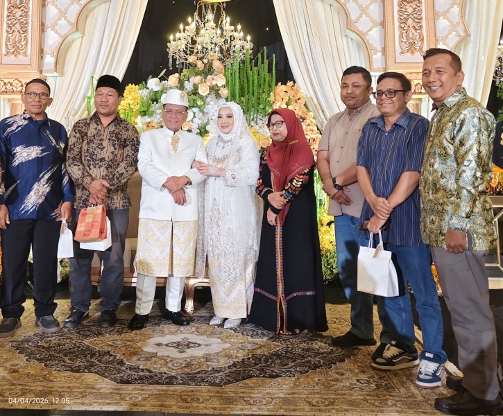 Ketua KSJ Riau dan Humas Awal Bros Hadiri Pernikahan Bupati Rohil