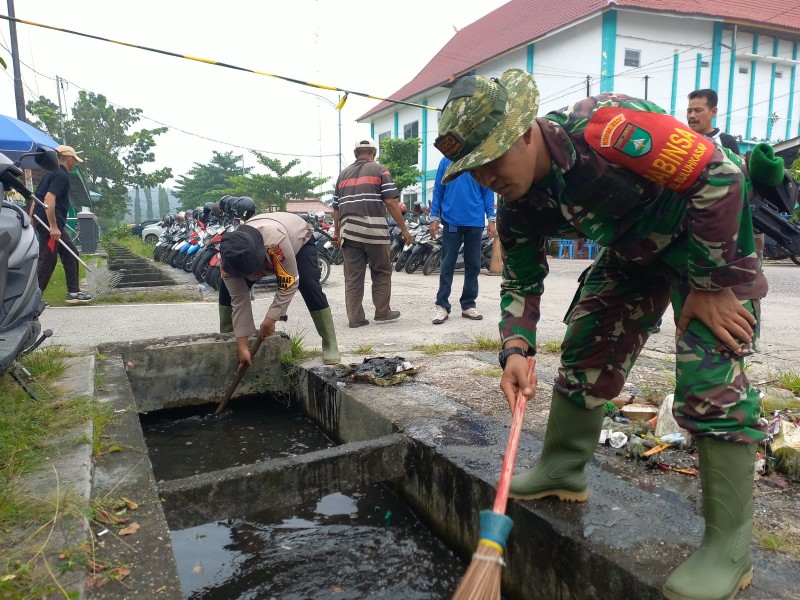 Dandim 0320/Dumai Letkol Arm Herman Santoso Dorong Semangat Gotong Royong Jaga Kebersihan