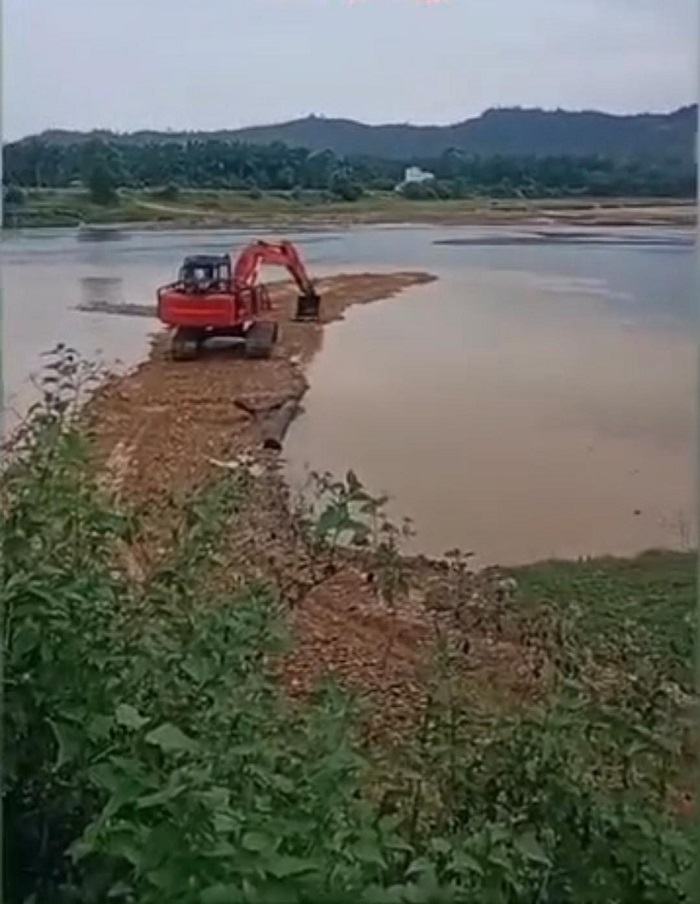 Ekskavator Mulai Gempur Sungai Subayang, Kades Sebut Investor Oknum Anggota DPRD Siak Sudah Kantongi Izin