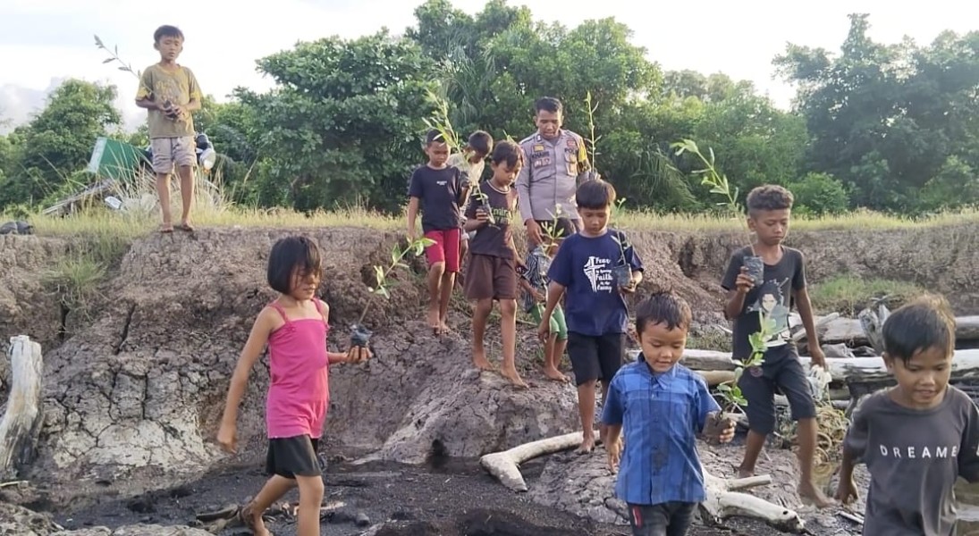 Hijaukan Pantai Gelombang Cinta, Brigadir Khairi Ajak Anak Suku Akit Tanam Mangrove