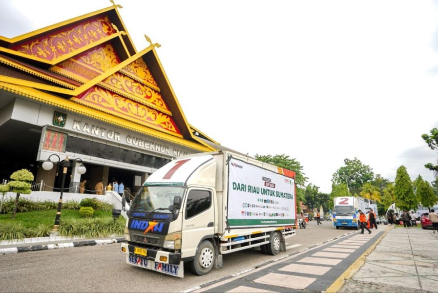 Pemprov Riau Berangkatkan 11 Truk Bantuan Dompet Dhuafa untuk Korban Bencana Aceh