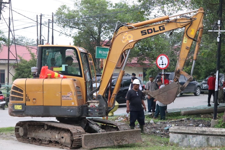 Pelindo Regional 1 Dumai Bersama Warga Bersihkan Jalan Sultan Syarif Kasim