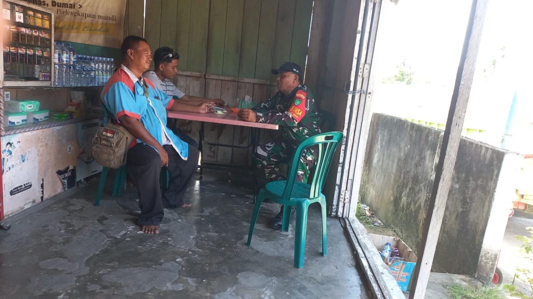 Babinsa Kodim 0320/Dumai Patroli Jalur Pipa Minyak PHR, Warga Diimbau Jaga Objek Vital Nasional