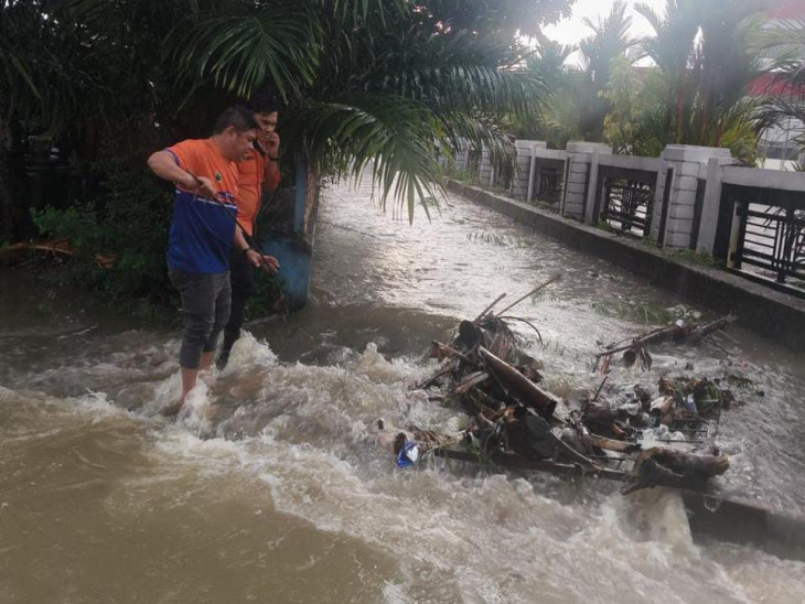 Hujan Deras Guyur Bangkinang Kota, BPBD Kampar Turun Pantau Luapan Air dan Imbau Warga Waspada