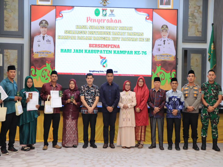 Bupati dan Wakil Bupati Kampar Serahkan Surat Nikah Hasil Sidang Isbat dan Distribusi Bantuan Baznas