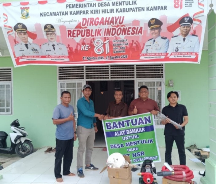 Antisipasi Karhutla, PT Nusantara Sentosa Raya Serahkan Bantuan Alat Pemadam Api ke MPA Desa Mentulik