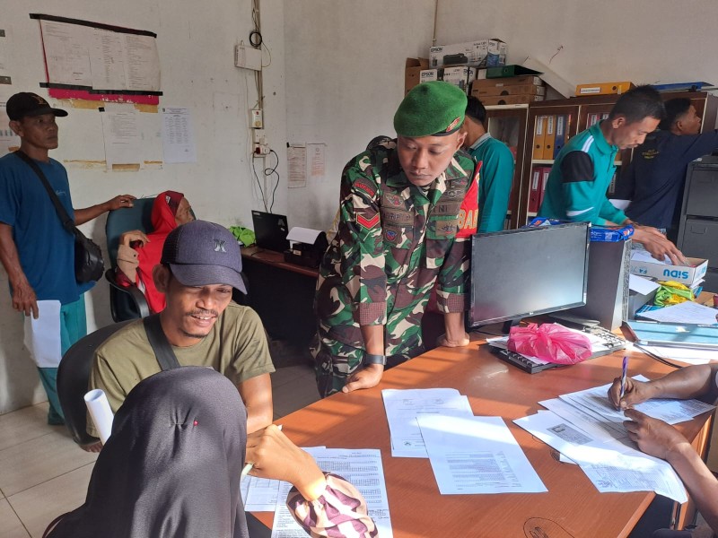 Babinsa Koramil 06/Kateman Dampingi Warga Urus Administrasi
