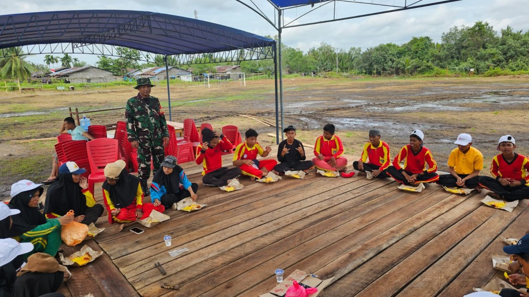 Sukseskan HUT RI ke- 80, Babinsa Koramil 06/Kateman Latih Calon Paskibraka di Desa Air Tawar