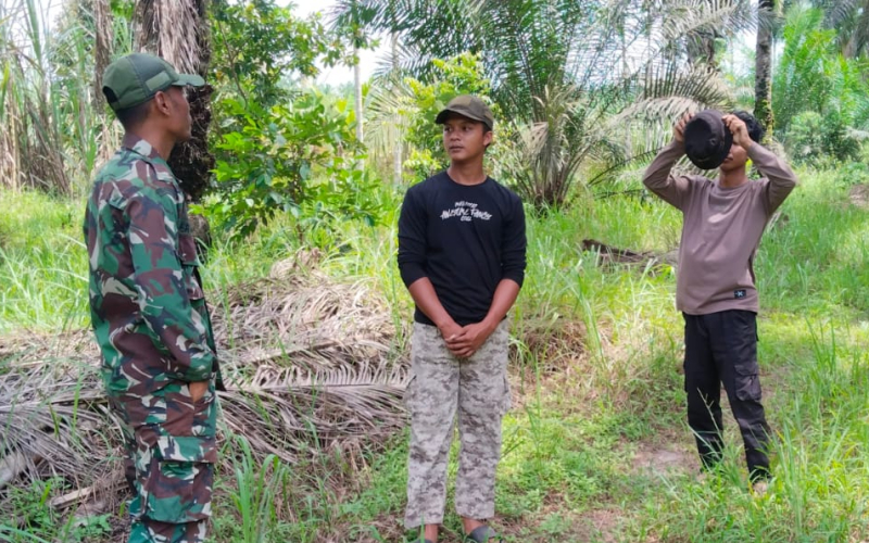Cegah Karhutla, Babinsa Tanjung Penyembal Serda Erwan Patroli Lahan Rawan