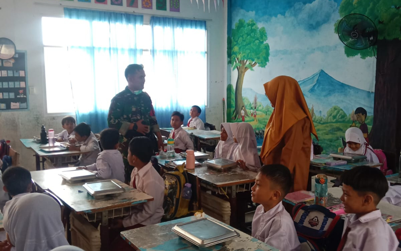 Pastikan Tepat Sasaran, Babinsa Dampingi Penyaluran Program Makanan Bergizi Gratis di Dumai
