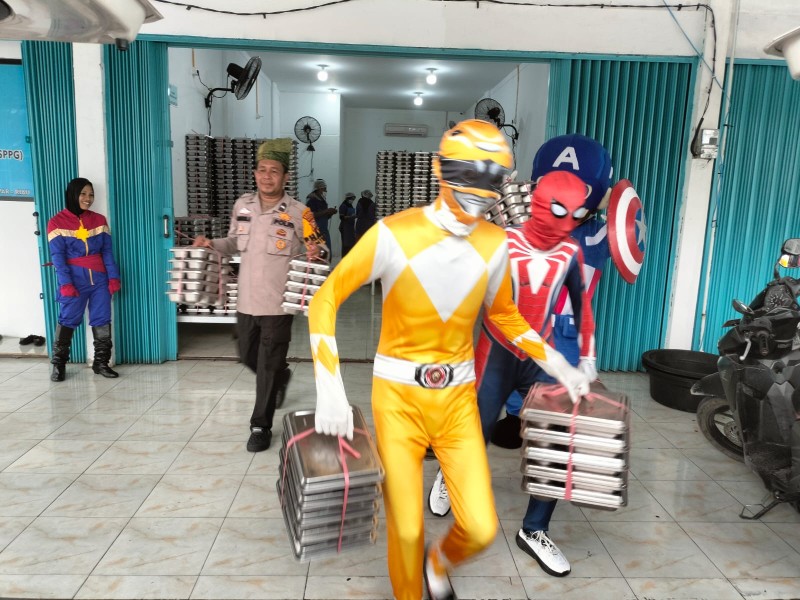 Kapolsek Tambang Kawal Superhero Bagi Makanan Bergizi!