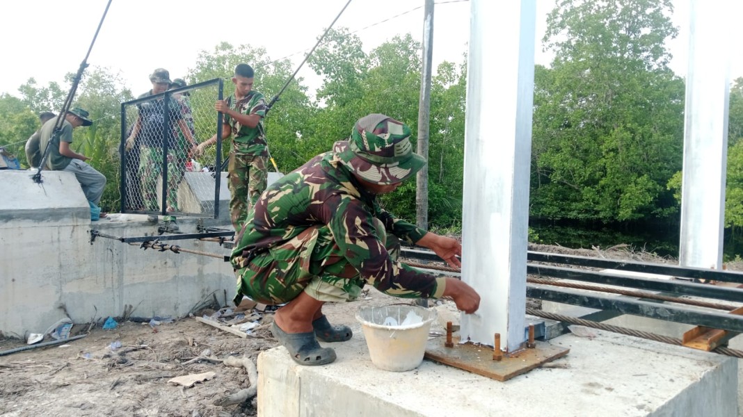 Pembangunan Jembatan Gantung Garuda Sungai Sembilan Terus Dikebut TNI dan Masyarakat