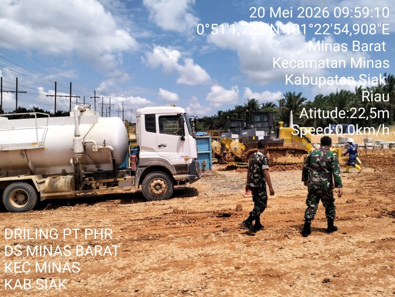 Serda Heppy Setyawan dan Serda Haris Laksanakan Patroli Pengamanan Area Drilling di Minas