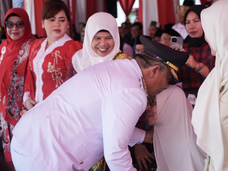 Ibunda Bupati Hadir di Upacara HUT ke-81 RI, Momen Haru Saat Anton Mencium Sang Ibu
