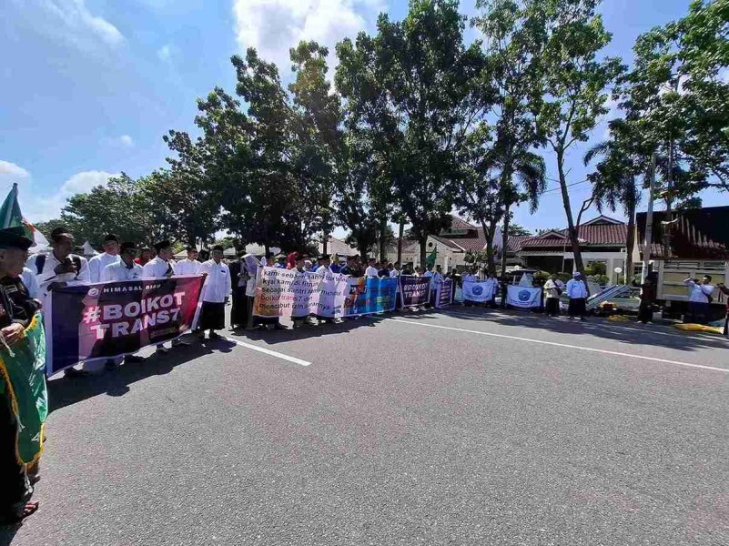 Salawat Nabi Bergema di KPID Riau, HIMASAL dan Banom NU Aksi Damai Tuntut Trans7
