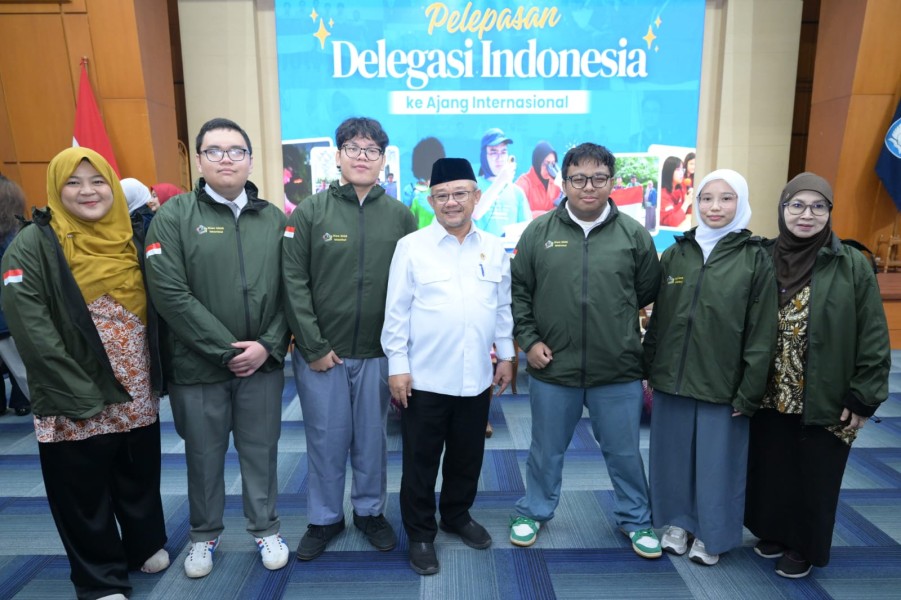 Prof. Abdul Mu'ti Lepas Dua Murid MAN 1 Pekanbaru Menuju Olimpiade Sains Internasional