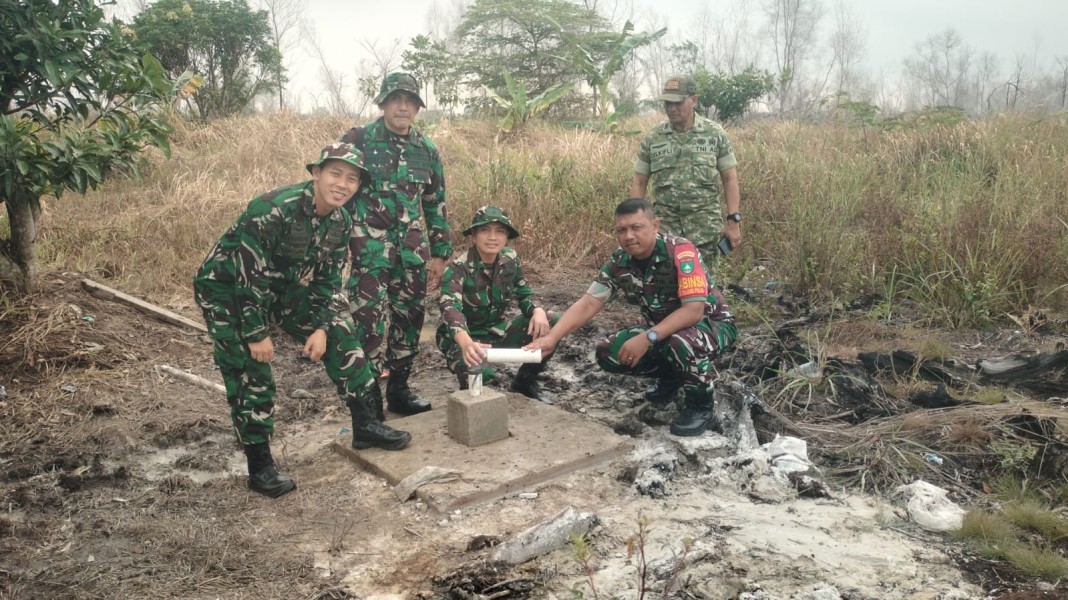 Cegah Karhutla, Babinsa Tinjau Bekas Lahan Terbakar dan Sumur Bor di Tanjung Palas