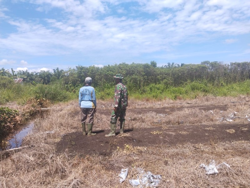 Cegah Karhutla, Babinsa Sertu Muh Ali Mustofa Sisir Lahan Rawan di Sungai Sembilan