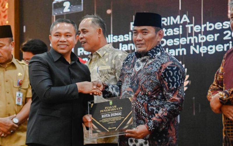 Wawako Dumai Sugiyarto Terima Penghargaan Investasi dan Sertifikat Kekayaan Intelektual Komunal dari Gubri