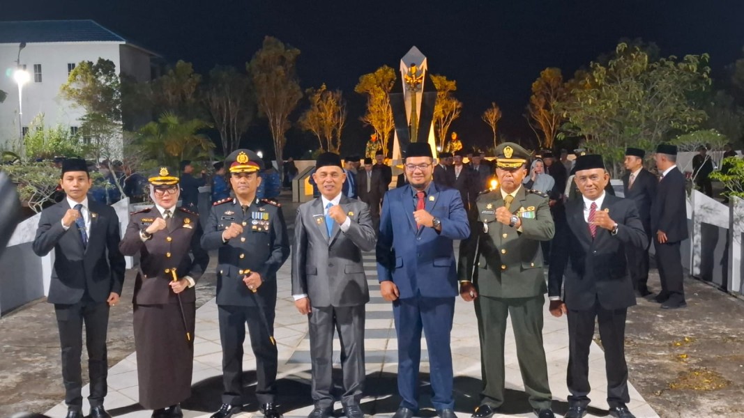 Jelang HUT RI ke-80, Personel Kodim 0314/Inhil Ikuti Apel Kehormatan dan Renungan Suci di Makan Pahlawan