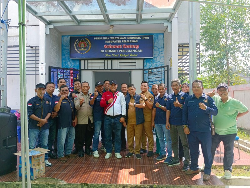 Peringati Hari Lingkungan Hidup 2026, Senator Abdul Hamid dan PWI Pelalawan Tanam Pohon, Serap Aspirasi hingga Salurkan 100 Paket Beras