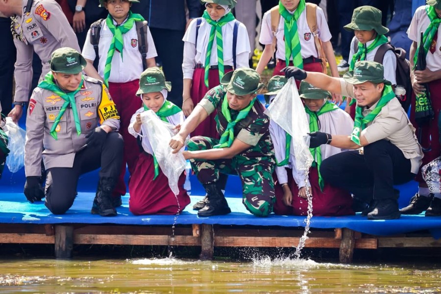 21 Ribu Pohon dan Benih Ikan Ditebar Serentak di Danau Bandar Kayangan