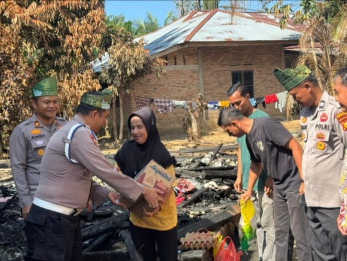 Polsek Rambah Datangi Korban Kebakaran, Bantuan Sembako Jadi Penguat di Tengah Musibah