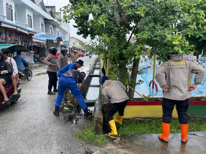 Ciptakan Lingkungan TK Bhayangkari Bersih Polres Meranti Perbaiki Saluran Tali Air