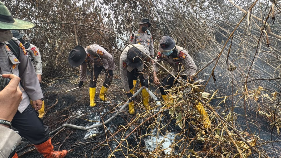 Kapolres Inhu dan Tim Gabungan Langsung Praktek Menggunakan Teknologi Cairan X Fire  di Lokasi Kebakaran