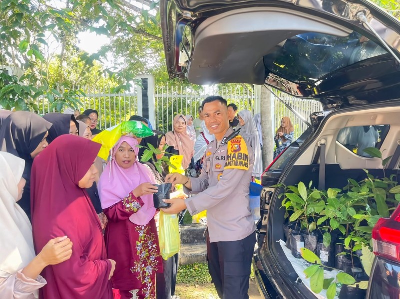 Bhabinkamtibmas Bripka Nasrul Jamil Tebar Kepedulian Lingkungan, Bagikan 180 Bibit Pohon pada Hari Bhayangkara ke-80